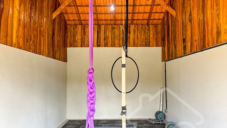 Refúgio com piscina, rede e vista para o jardim
