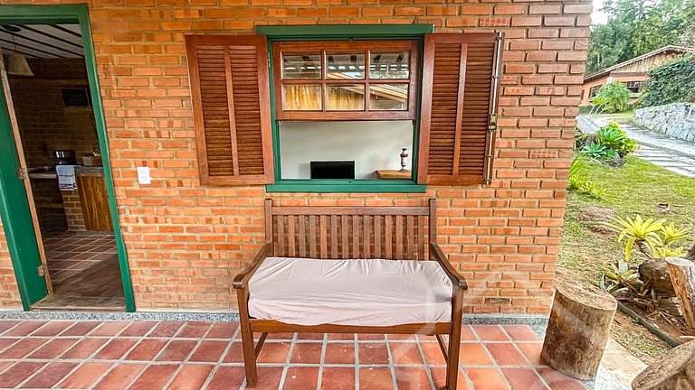 Refúgio com piscina, rede e vista para o jardim