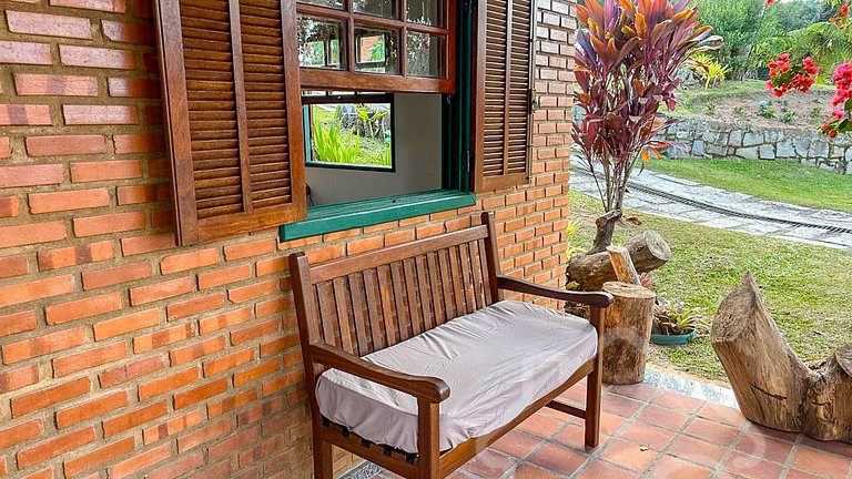 Refúgio com piscina, rede e vista para o jardim