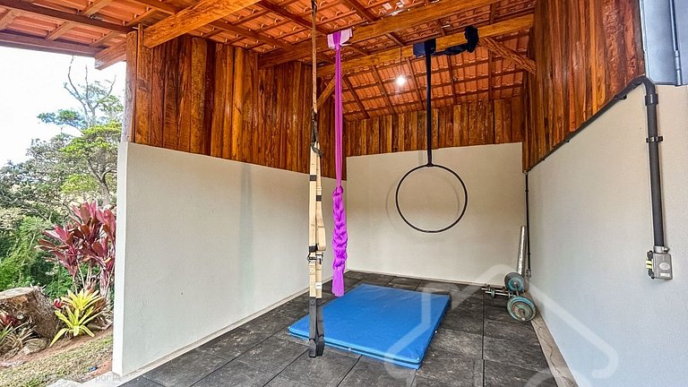 Refúgio com piscina, rede e vista para o jardim
