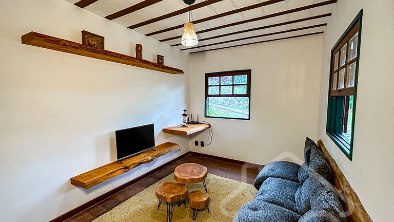 Refúgio com piscina, rede e vista para o jardim