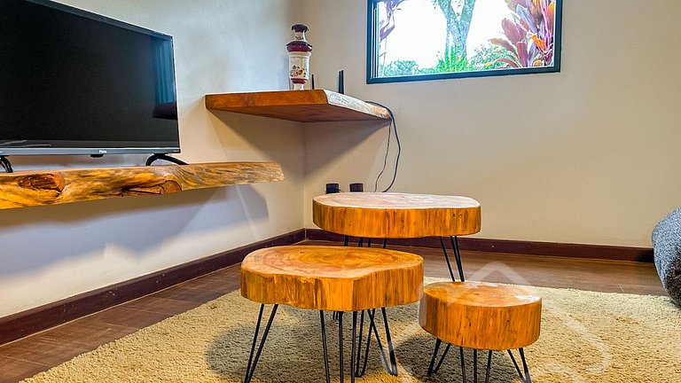 Refúgio com piscina, rede e vista para o jardim