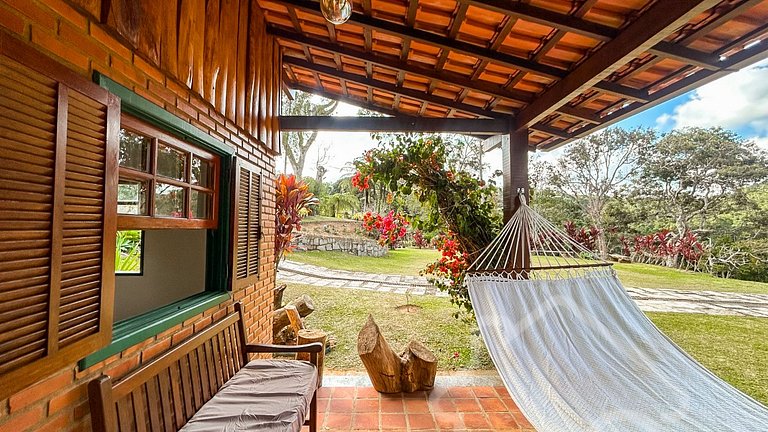 Refúgio com piscina, rede e vista para o jardim