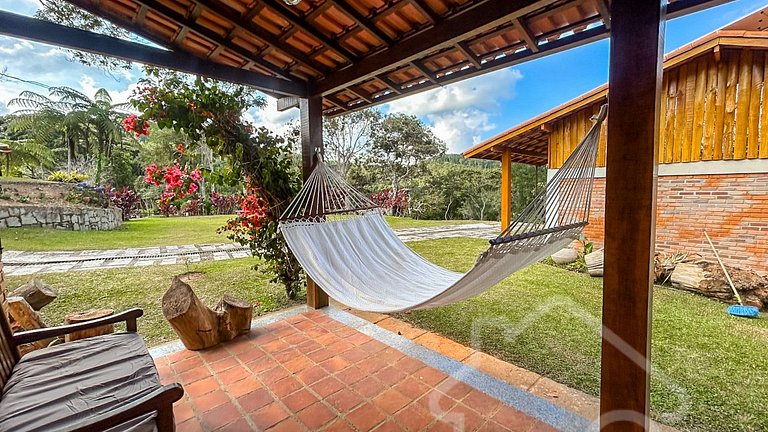 Refúgio com piscina, rede e vista para o jardim