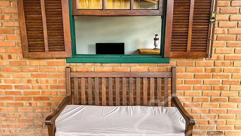 Refúgio com piscina, rede e vista para o jardim