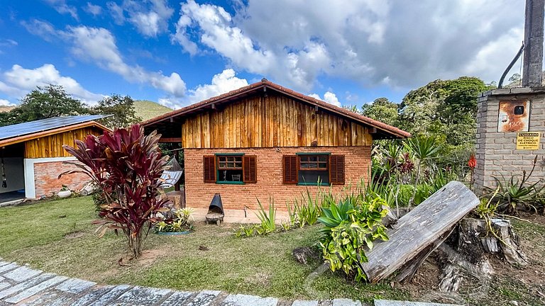 Refúgio com piscina, rede e vista para o jardim
