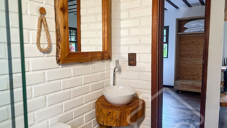 Refúgio com piscina, rede e vista para o jardim