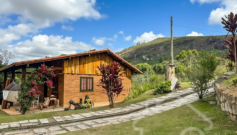 Refúgio com piscina, rede e vista para o jardim
