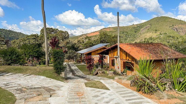 Refúgio com piscina, rede e vista para o jardim