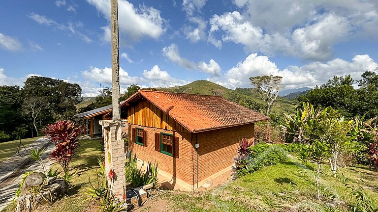 Refúgio com piscina, rede e vista para o jardim