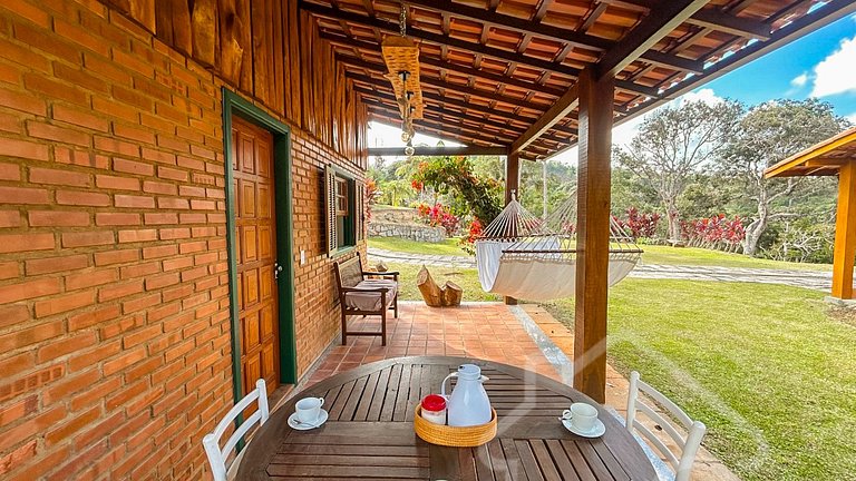 Refúgio com piscina, rede e vista para o jardim
