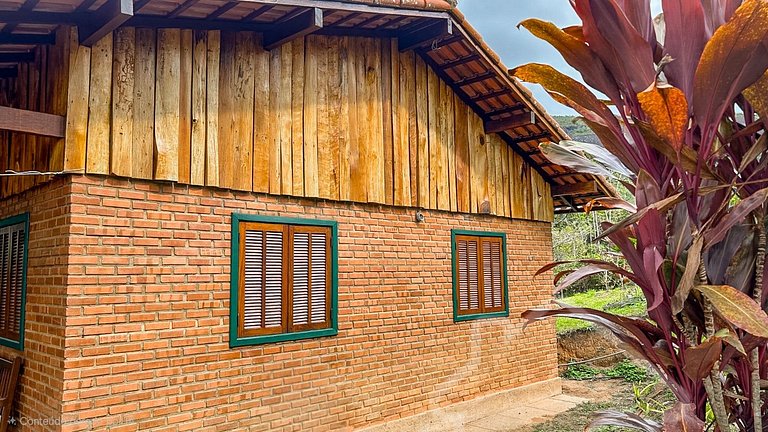 Refúgio com piscina, rede e vista para o jardim