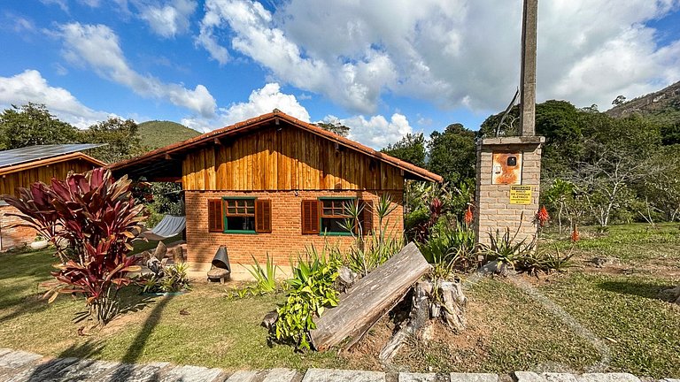 Refúgio com piscina, rede e vista para o jardim