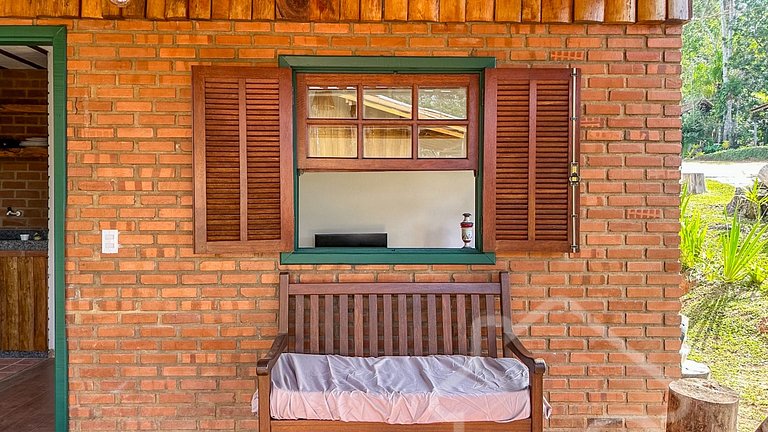Refúgio com piscina, rede e vista para o jardim