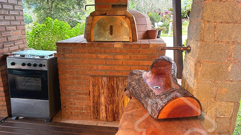Refúgio com piscina, rede e vista para o jardim