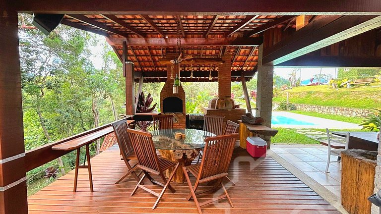Refúgio com piscina, rede e vista para o jardim