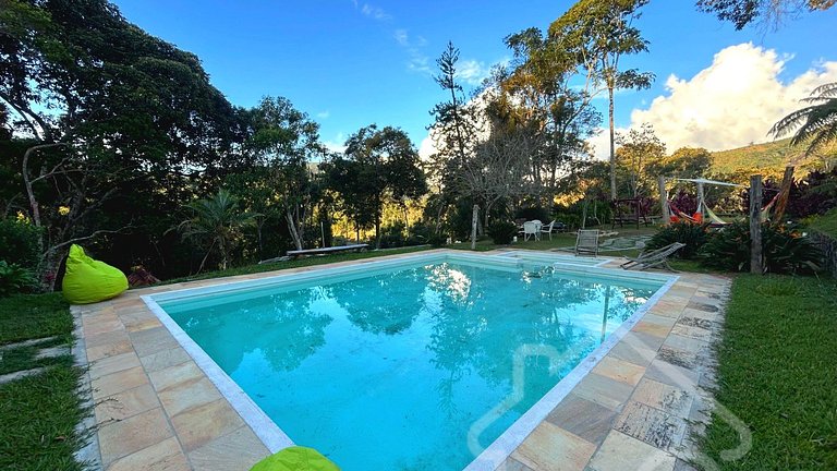 Refúgio com piscina, rede e vista para o jardim