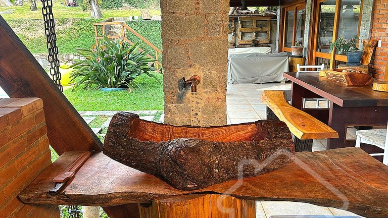 Refúgio com piscina, rede e vista para o jardim