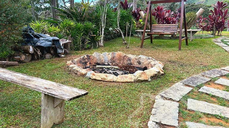 Refúgio com piscina, rede e vista para o jardim