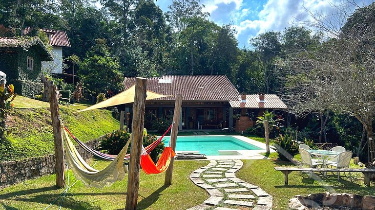 Refúgio com piscina, rede e vista para o jardim
