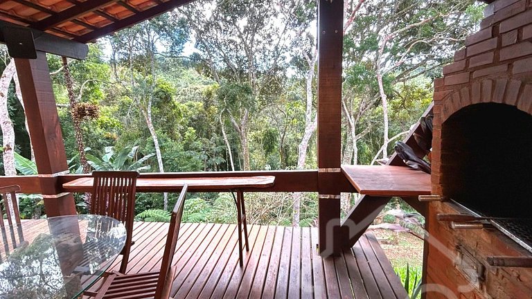 Refúgio com piscina, rede e vista para o jardim