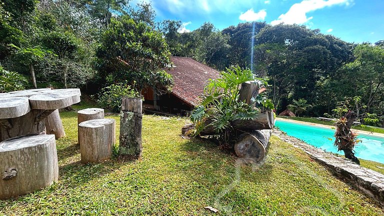 Refúgio com piscina, rede e vista para o jardim