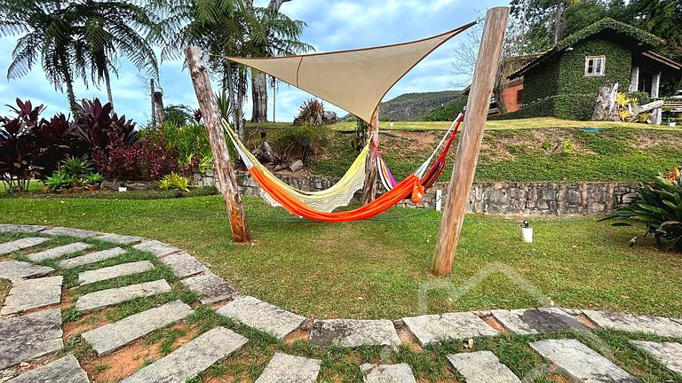 Refúgio com piscina, rede e vista para o jardim