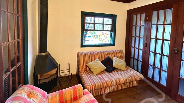 Refúgio com piscina, lareira e vista para o jardim