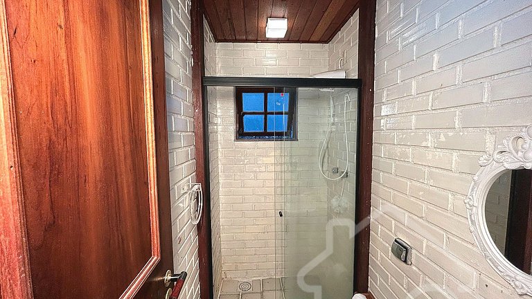 Refúgio com piscina, lareira e vista para o jardim