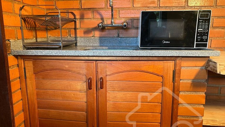 Refúgio com piscina, lareira e vista para o jardim