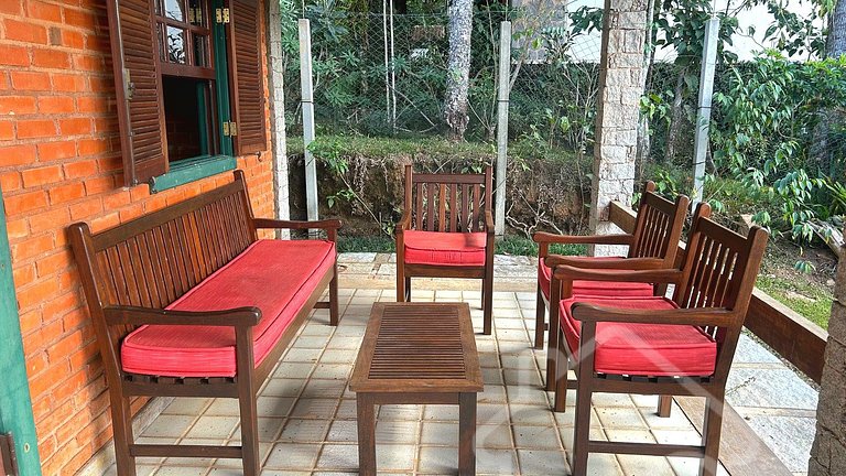 Refúgio com piscina, lareira e vista para o jardim