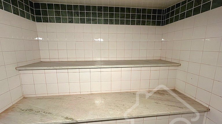 Refúgio com piscina, lareira e vista para o jardim