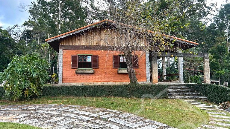 Refúgio com piscina, lareira e vista para o jardim