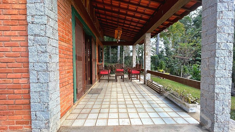 Refúgio com piscina, lareira e vista para o jardim