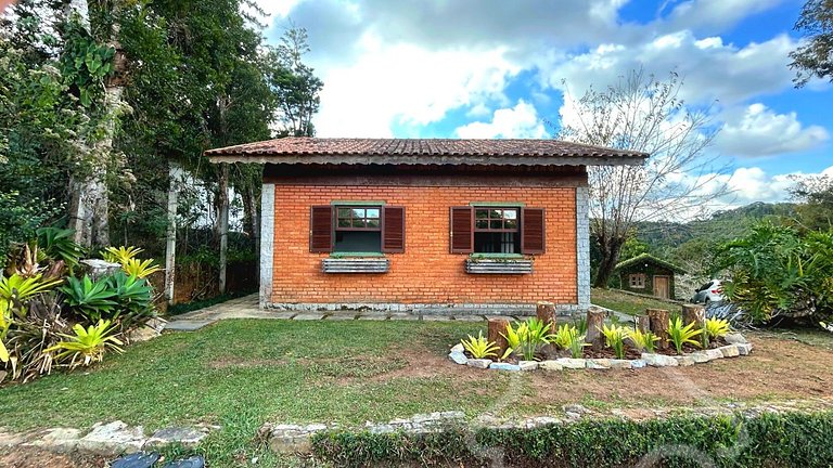 Refúgio com piscina, lareira e vista para o jardim