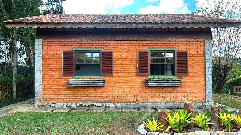 Refúgio com piscina, lareira e vista para o jardim