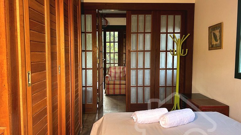Refúgio com piscina, lareira e vista para o jardim