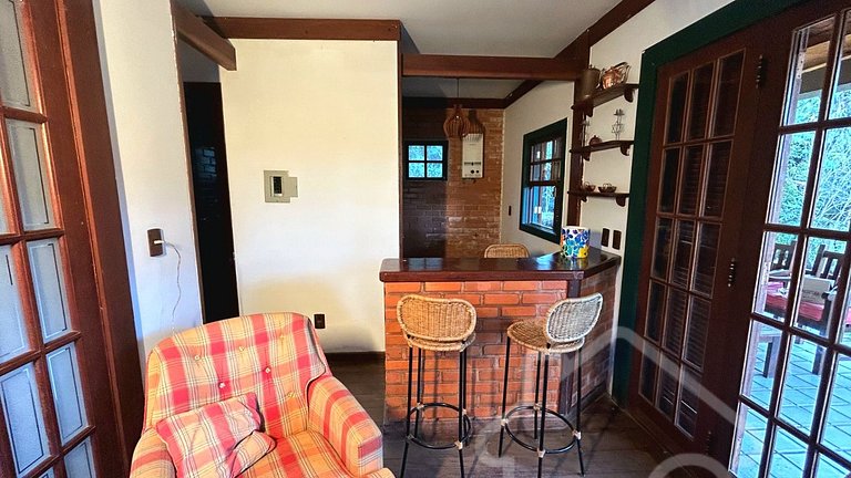 Refúgio com piscina, lareira e vista para o jardim