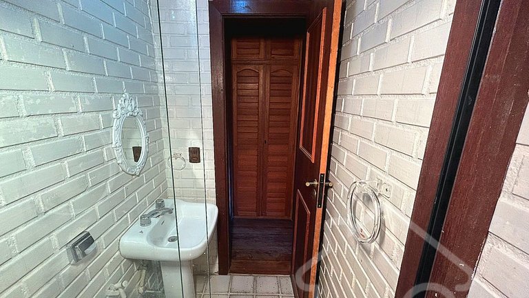 Refúgio com piscina, lareira e vista para o jardim