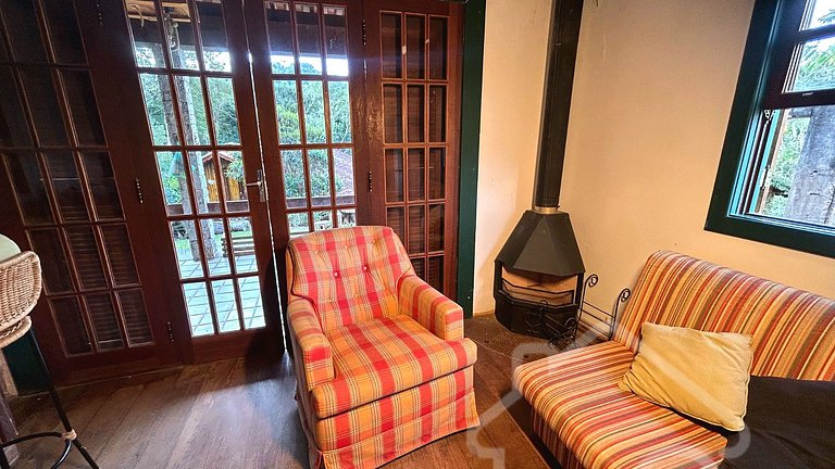 Refúgio com piscina, lareira e vista para o jardim