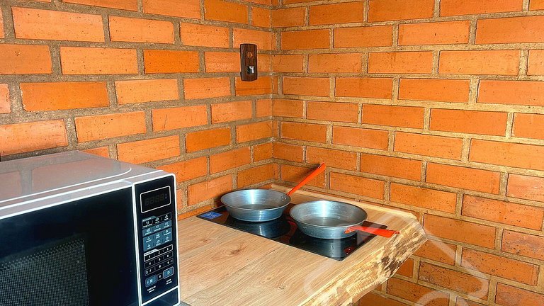 Refúgio com piscina, lareira e vista para o jardim