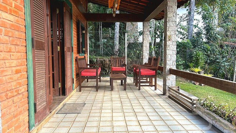 Refúgio com piscina, lareira e vista para o jardim