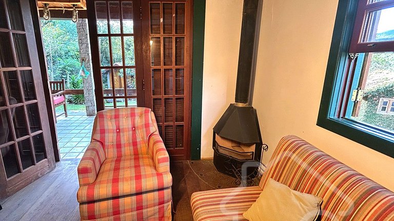 Refúgio com piscina, lareira e vista para o jardim