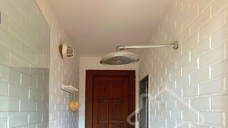 Refúgio com piscina, lareira e vista para o jardim