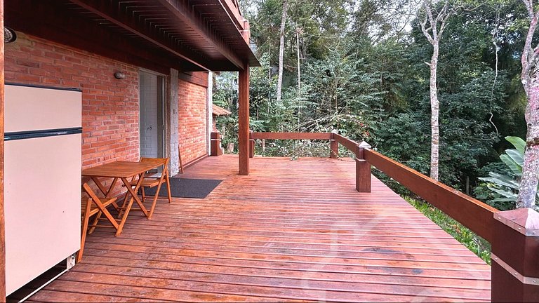 Refúgio com piscina, lareira e vista para o jardim