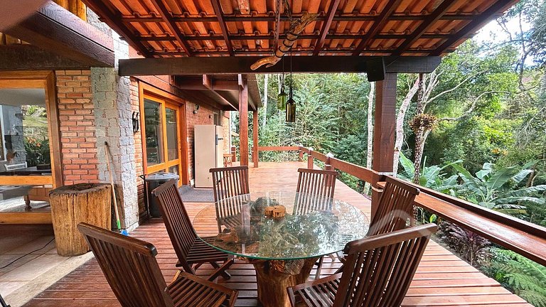 Refúgio com piscina, lareira e vista para o jardim