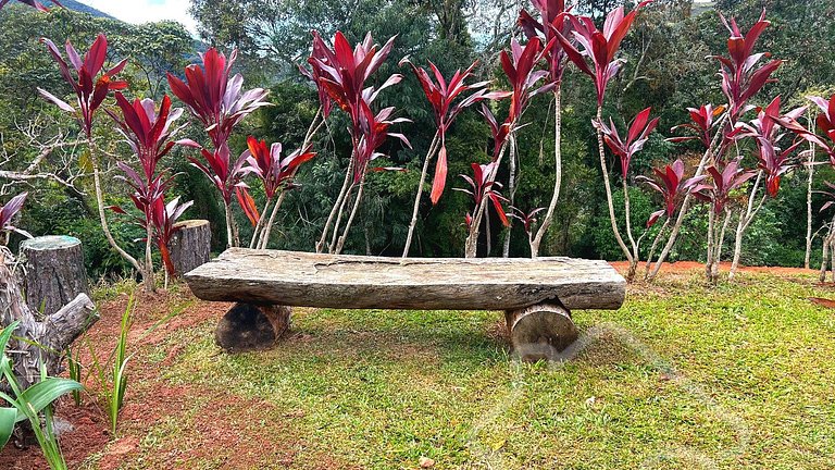 Refúgio com piscina, lareira e vista para o jardim