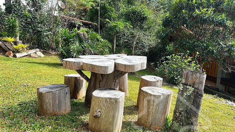 Refúgio com piscina, lareira e vista para o jardim
