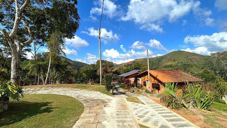 Refúgio com piscina, lareira e vista para o jardim