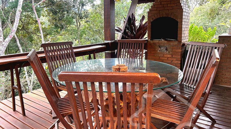 Refúgio com piscina, lareira e vista para o jardim